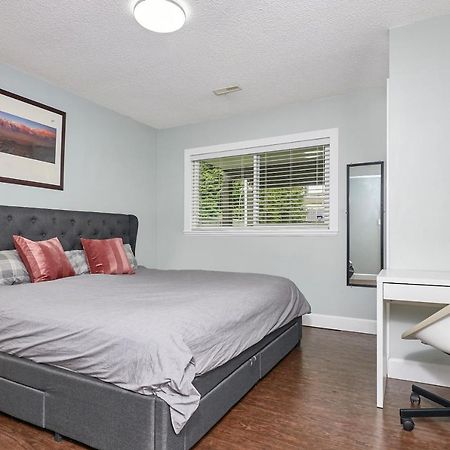 Executive 2 Bed 1 Bath Spacious & Centrally Located Suite. Surrey Exterior photo