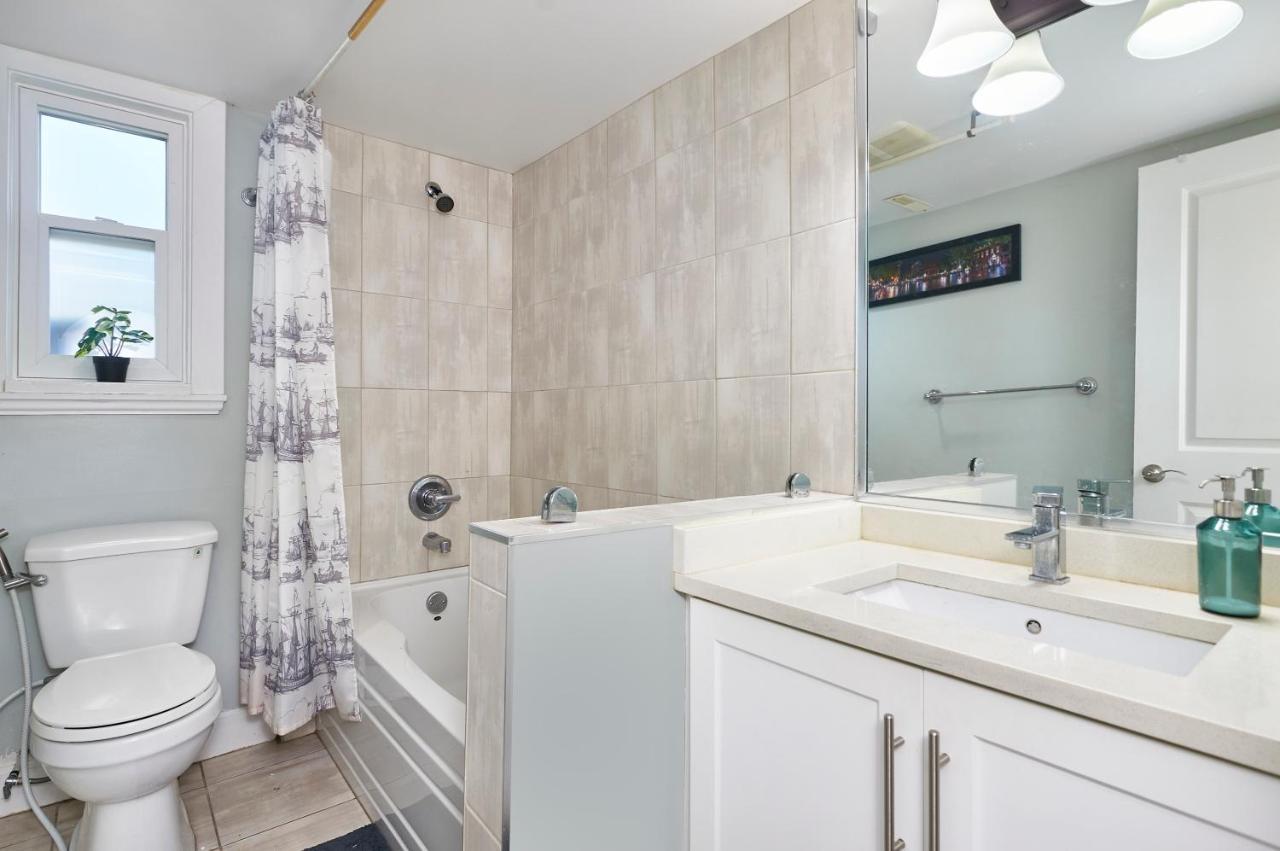Executive 2 Bed 1 Bath Spacious & Centrally Located Suite. Surrey Exterior photo
