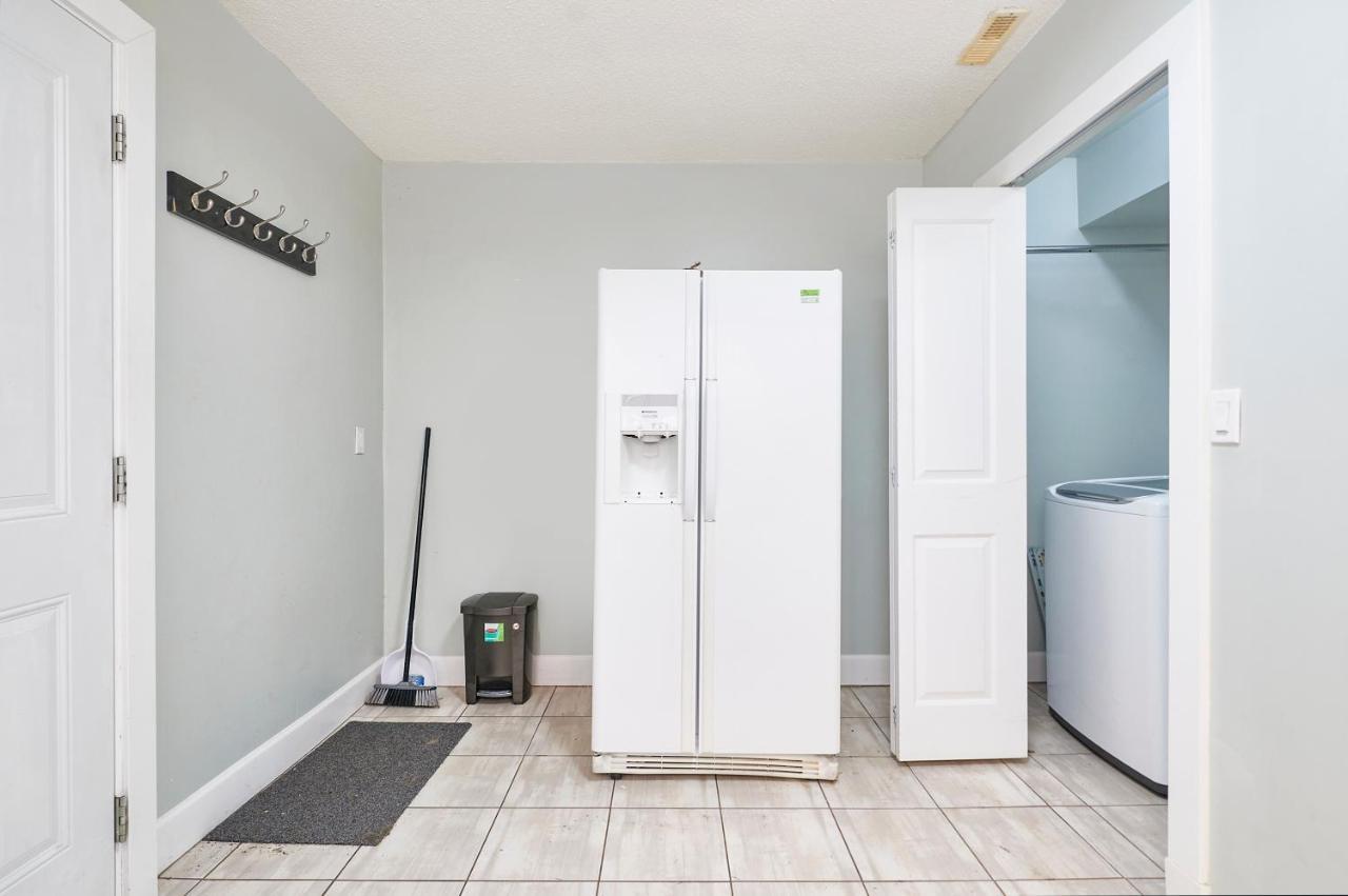 Executive 2 Bed 1 Bath Spacious & Centrally Located Suite. Surrey Exterior photo