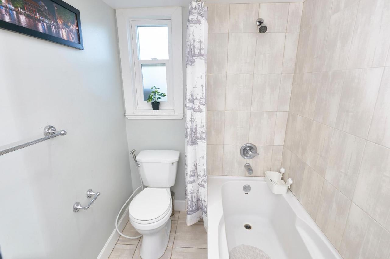 Executive 2 Bed 1 Bath Spacious & Centrally Located Suite. Surrey Exterior photo
