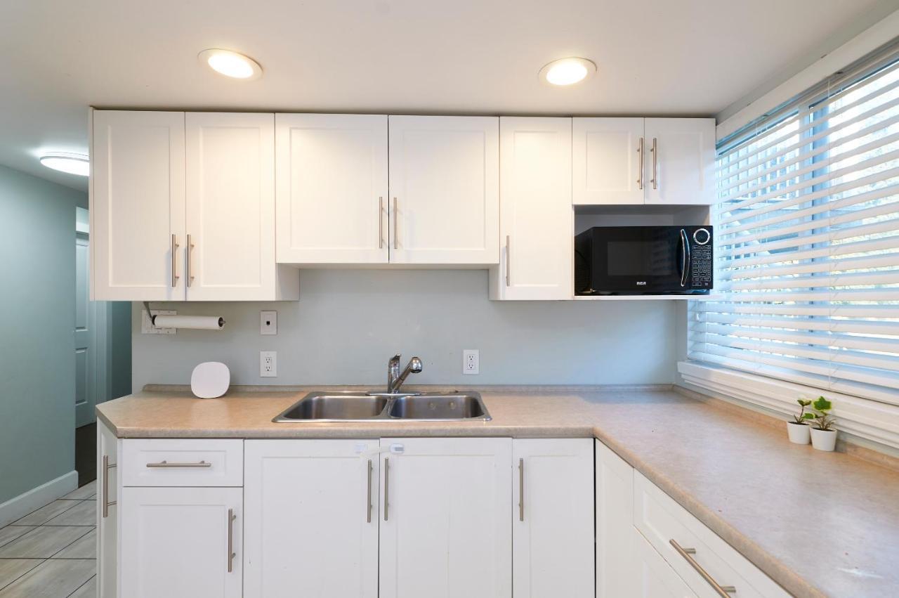Executive 2 Bed 1 Bath Spacious & Centrally Located Suite. Surrey Exterior photo