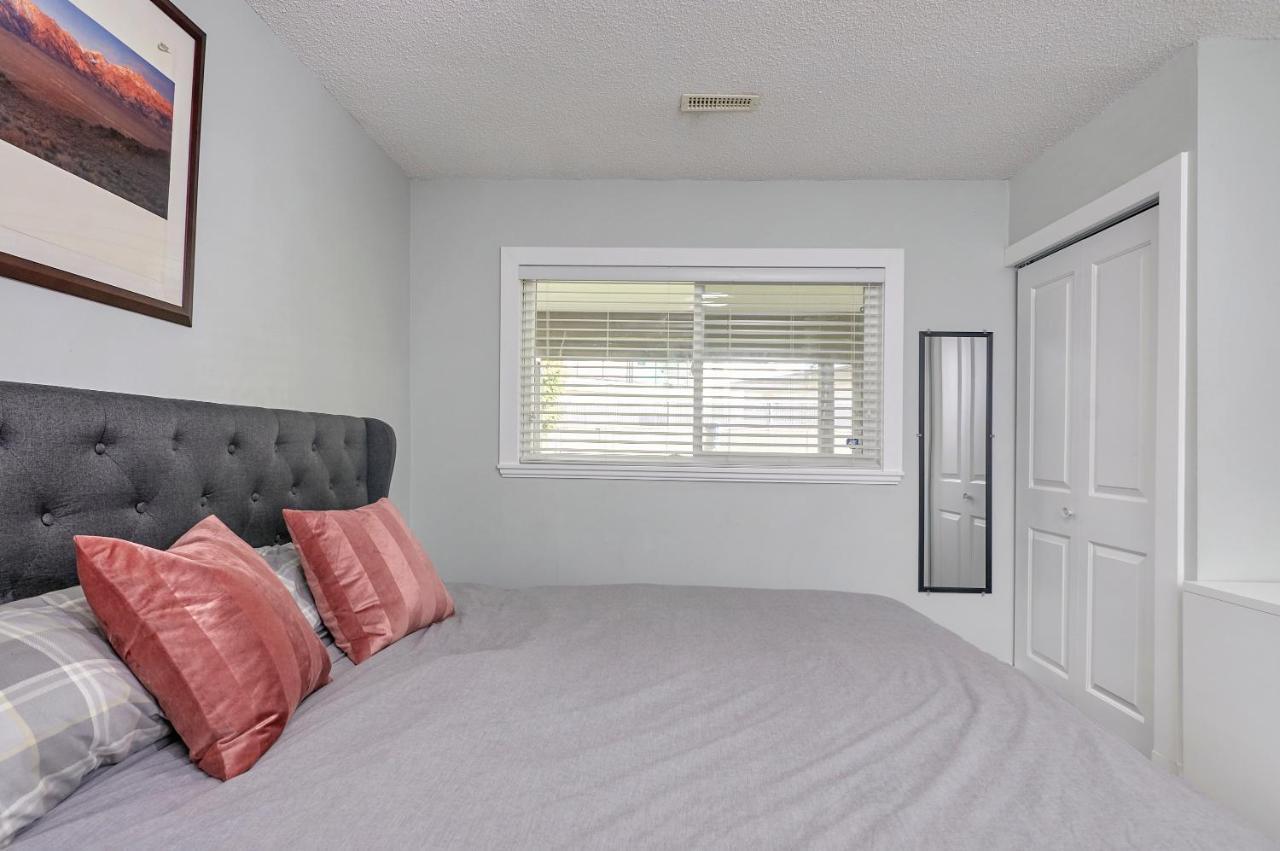 Executive 2 Bed 1 Bath Spacious & Centrally Located Suite. Surrey Exterior photo