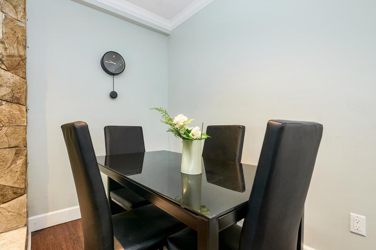 Executive 2 Bed 1 Bath Spacious & Centrally Located Suite. Surrey Exterior photo